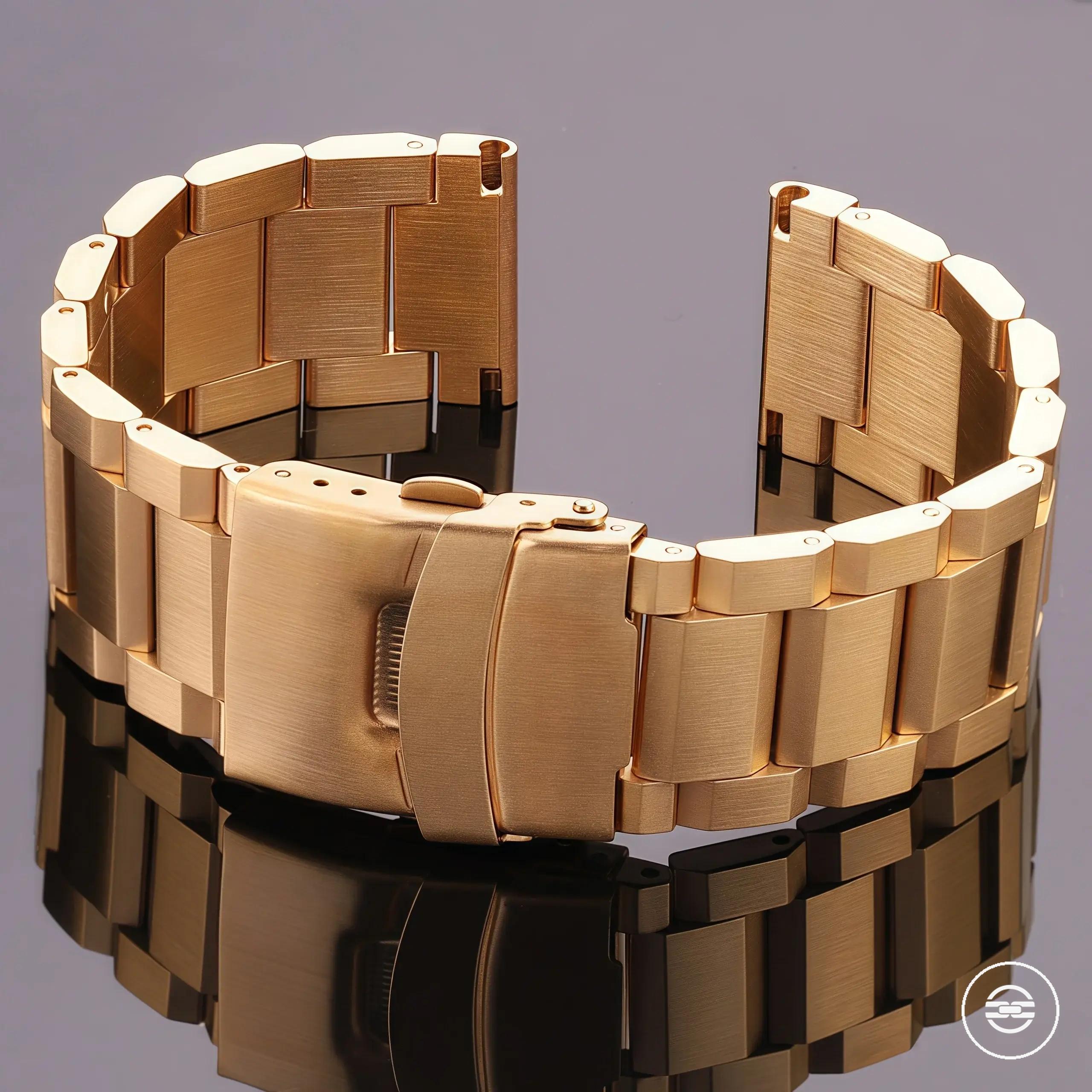 Bracelet de montre à maillons en acier inoxydable en finitions bleu, noir et or